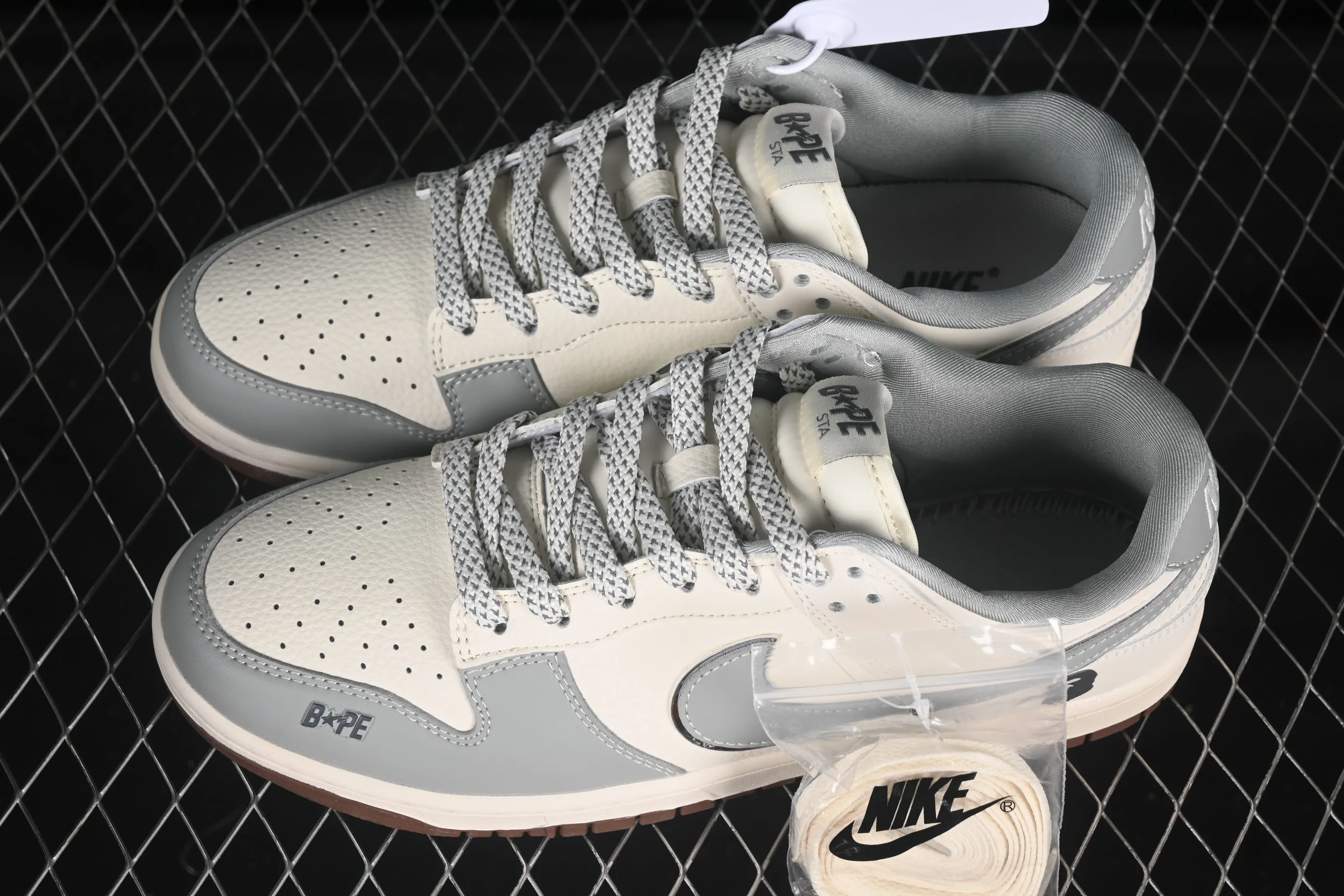 All categories Nk SB Dunk Series Nk SB Dunk Low High-end customized low-top sneakers Nike SB Dunk Low Bape joint beige gray brown sole Anniversary high-end customized low-top casual sneakers JJ2508-558
